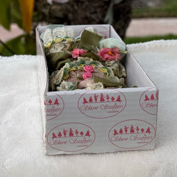 SHOW STOPPERS " LETA " PORCELAIN DOLL NEW AND NRFB 6 INCHES STANDING - Picture 7 of 9